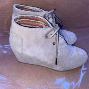 Toms Kala Desert Taupe Suede Booties - sz 6